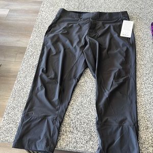 Never been worn lululemon inversion pant